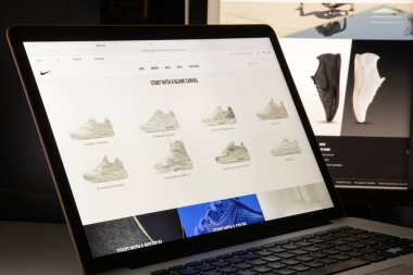 Milan, İtalya - 7 Mayıs 2017: Nike Web sitesi ana. Bir fashio olduğunu