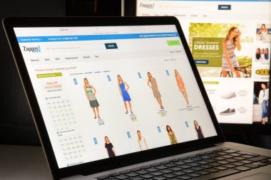 Milan, İtalya - 7 Mayıs 2017: Zappos Web sitesi ana. Bir zahmet oldu