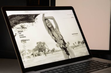 Milan, İtalya - 7 Mayıs 2017: Zara marka Web sitesi ana. Bu bir 