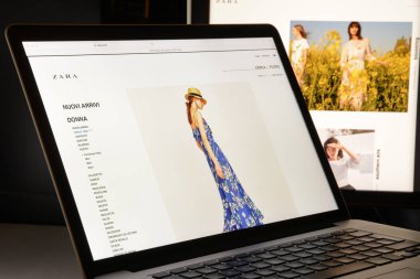Milan, İtalya - 7 Mayıs 2017: Zara marka Web sitesi ana. Bu bir 