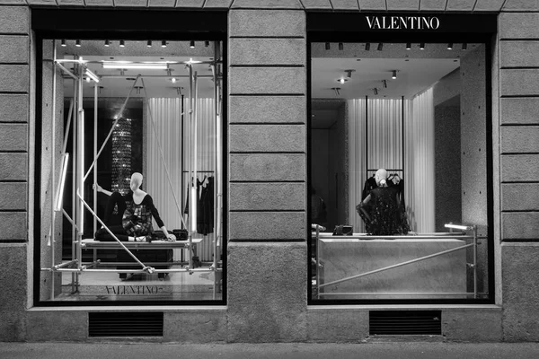 Мілана - 9 жовтня 2016: Валентино магазин у Мілані — стокове фото