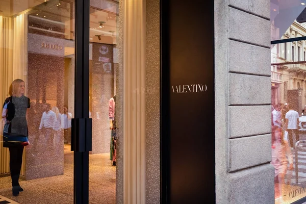 Milan, Italy - September 24, 2017:  Valentino store in Milan. Fa — Stock Photo, Image