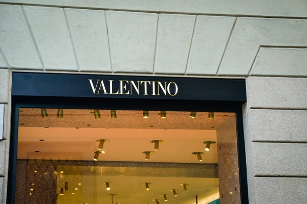 Milão, Itália - 24 de setembro de 2017: Loja Valentino em Milão. Fa — Fotografia de Stock