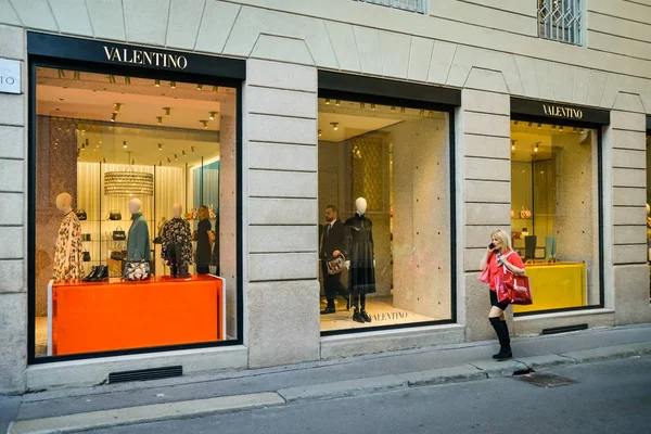 Mailand, italien - 24. september 2017: valentino store in milan. fa — Stockfoto