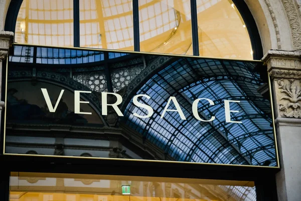 Милан, Италия - 24 сентября 2017: Versace store in Milan. Фэш — стоковое фото