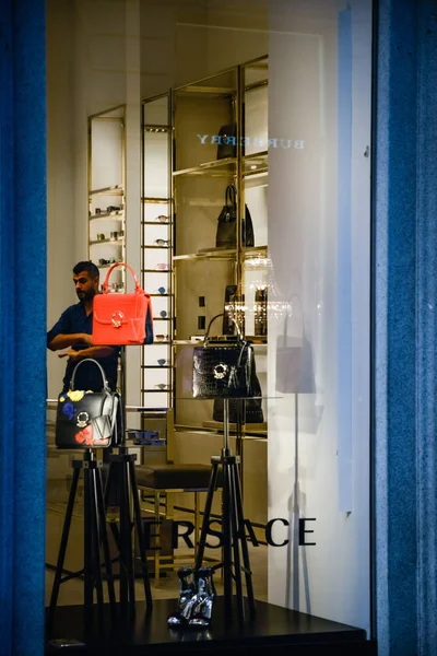 Milan, İtalya - 24 Eylül 2017: Versace mağaza Milano'da. Burak — Stok fotoğraf