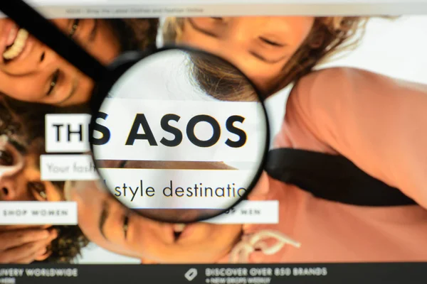 Milano, 7 maggio 2017: homepage del sito ASOS. E 'un negozio inglese di moda e-commerce. Logo — Foto Stock