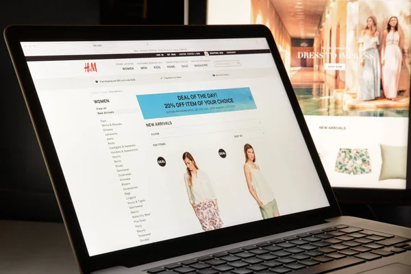 Milán, Italia - 7 de mayo de 2017: página web de la marca H & M. Es una f — Foto de Stock