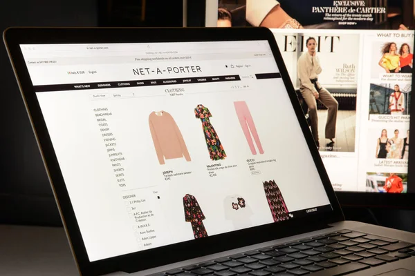 Milan, İtalya - 7 Mayıs 2017: Net-a-porter çok marka Web sitesi hom