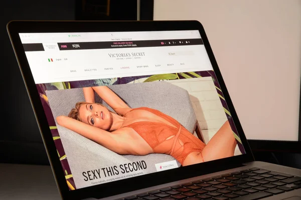 Mediolan, Włochy - 7 maja 2017: Victoria's Secret marki internetowej domu — Zdjęcie stockowe