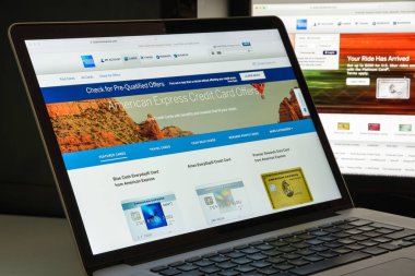 Milan, İtalya - 10 Ağustos 2017: American express bank Web sitesi ho