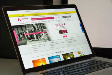 Milan, İtalya - 10 Ağustos 2017: Eksen banka Web sitesi ana. Bunu ben