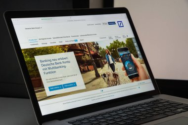 Milan, İtalya - 10 Ağustos 2017: Deutsche bank Web sitesi ana sayfa. 