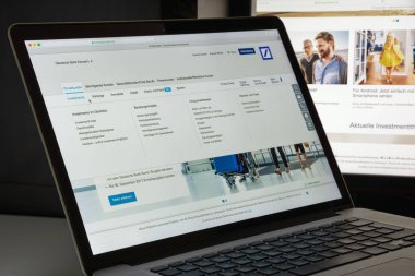 Milan, İtalya - 10 Ağustos 2017: Deutsche bank Web sitesi ana sayfa. 