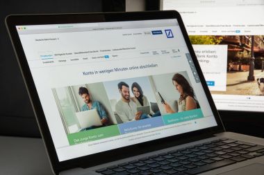 Milan, İtalya - 10 Ağustos 2017: Deutsche bank Web sitesi ana sayfa. 