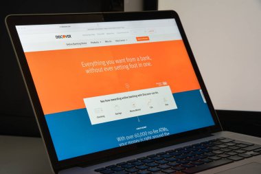 Milan, İtalya - 10 Ağustos 2017: banka Web sitesi ana keşfedin.