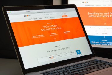 Milan, İtalya - 10 Ağustos 2017: banka Web sitesi ana keşfedin.