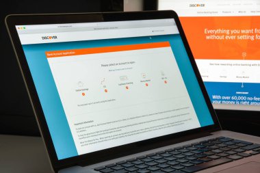 Milan, İtalya - 10 Ağustos 2017: banka Web sitesi ana keşfedin.