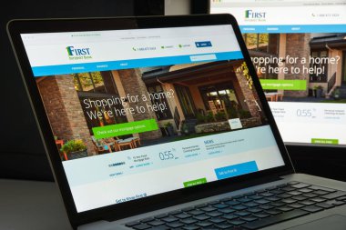 Milan, İtalya - 10 Ağustos 2017: İlk Internet Bankası web sitesi ana sayfa