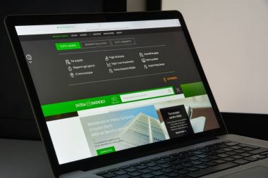 Milan, İtalya - 10 Ağustos 2017: Intesa Sanpaolo banka Web sitesi hom