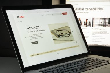 Milan, İtalya - 10 Ağustos 2017: Ubs Bankası web sitesi ana. Bu