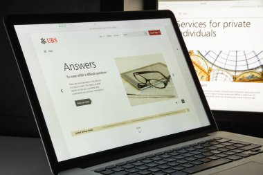 Milan, İtalya - 10 Ağustos 2017: Ubs Bankası web sitesi ana. Bu
