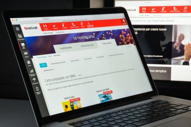 Milan, İtalya - 10 Ağustos 2017: Unicredit Bankası web sitesi ana sayfa.