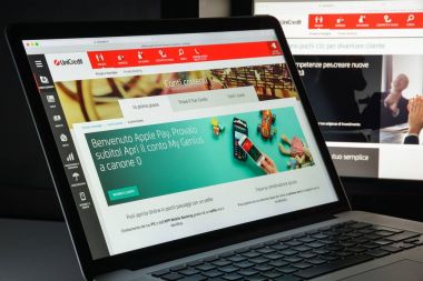 Milan, İtalya - 10 Ağustos 2017: Unicredit Bankası web sitesi ana sayfa.
