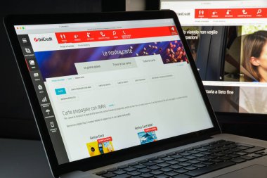 Milan, İtalya - 10 Ağustos 2017: Unicredit Bankası web sitesi ana sayfa.