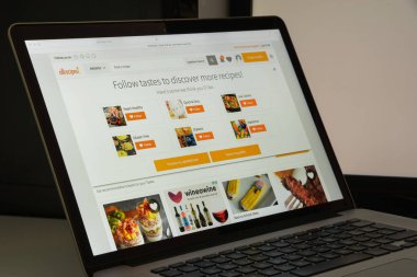 Milan, İtalya - 10 Ağustos 2017: Allrecipes Web sitesi ana. Bu 