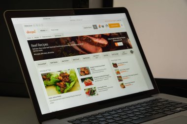 Milan, İtalya - 10 Ağustos 2017: Allrecipes Web sitesi ana. Bu 