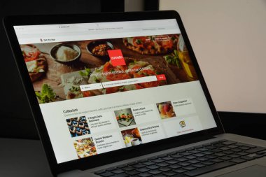 Milan, İtalya - 10 Ağustos 2017: Zomato Web sitesi ana. Bu bir
