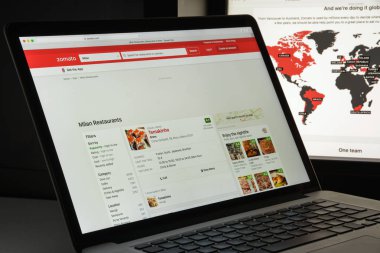 Milan, İtalya - 10 Ağustos 2017: Zomato Web sitesi ana. Bu bir