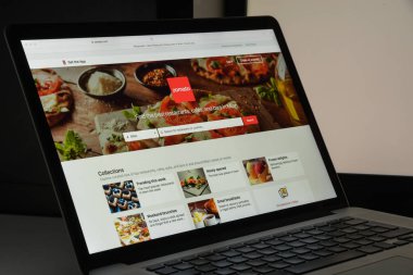 Milan, İtalya - 10 Ağustos 2017: Zomato Web sitesi ana. Bu bir