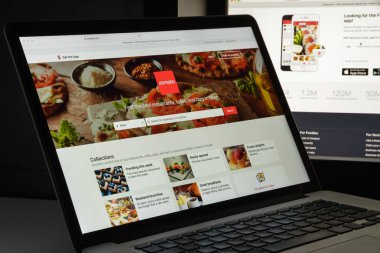 Milan, İtalya - 10 Ağustos 2017: Zomato Web sitesi ana. Bu bir
