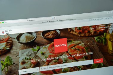 Milan, İtalya - 10 Ağustos 2017: Zomato Web sitesi ana. Bu bir