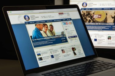 Milan, İtalya - 10 Ağustos 2017: Cia Web sitesi ana. Bu Amerika Birleşik Devletleri federal hükümet bir sivil yabancı istihbarat servisi var. CIA logosu görünür.