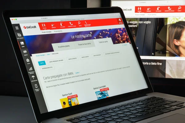 Milan, İtalya - 10 Ağustos 2017: Unicredit Bankası web sitesi ana sayfa. — Stok fotoğraf