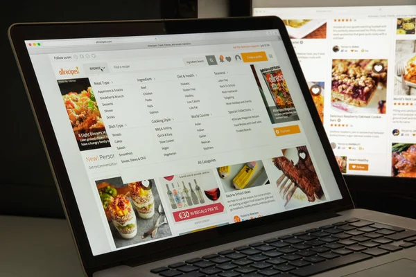 Milan, İtalya - 10 Ağustos 2017: Allrecipes Web sitesi ana. Bu 