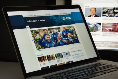 Milan, İtalya - 10 Ağustos 2017: Esa Web sitesi ana. Bir i olduğunu
