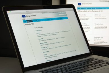 Milan, İtalya - 10 Ağustos 2017: Europa.eu web sitesi ana. Euro