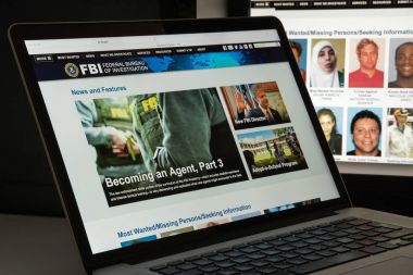 Milan, İtalya - 10 Ağustos 2017: Fbi Web sitesi ana. Bu iç Intelligence ve güvenlik hizmeti, Amerika Birleşik Devletleri ve onun asıl federal yasa ajansı 's. FBI logosu görünür.