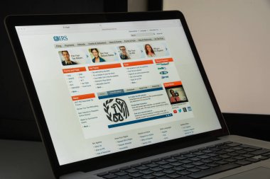 Milan, İtalya - 10 Ağustos 2017: Irs web sitesi ana. Amerika Birleşik Devletleri federal hükümet gelir hizmetidir. IRS logosu görünür.