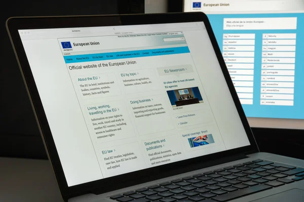 Milán, Italia - 10 de agosto de 2017: Página web de Europa.eu. Euro. — Foto de Stock