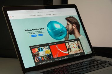 Milan, İtalya - 10 Ağustos 2017: Adobe Web sitesi ana. Adobe lo