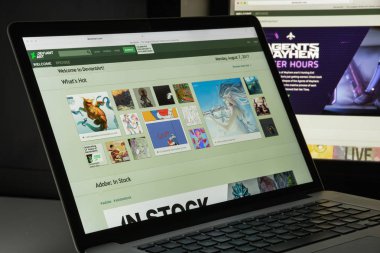Milan, İtalya - 10 Ağustos 2017: Deviantart Web sitesi ana. Deviant Art logosu görünür.
