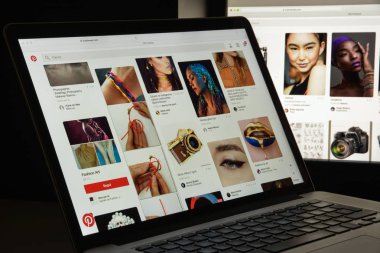 Milan, İtalya - 10 Ağustos 2017: Pinterest Web sitesi ana. Pinterest logosu görünür.