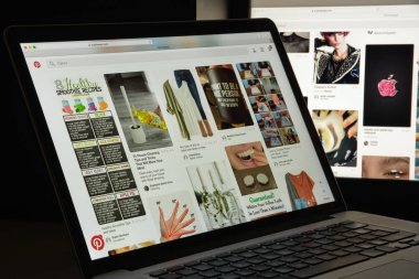 Milan, İtalya - 10 Ağustos 2017: Pinterest Web sitesi ana. Pinterest logosu görünür.