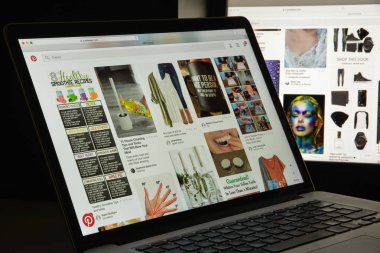 Milan, İtalya - 10 Ağustos 2017: Pinterest Web sitesi ana. Pinterest logosu görünür.