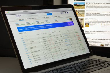 Milan, İtalya - 10 Ağustos 2017: Finans yahoo Web sitesi ana sayfa. 